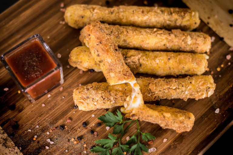 Palitos de Mozzarella de Búfala Bom Destino com crosta de Ervas