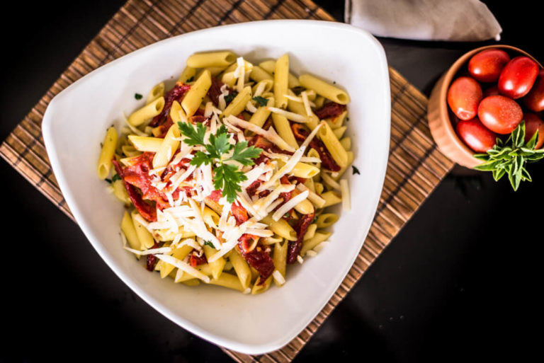 Penne ao molho de pomodoro e Mozzarella Bom Destino