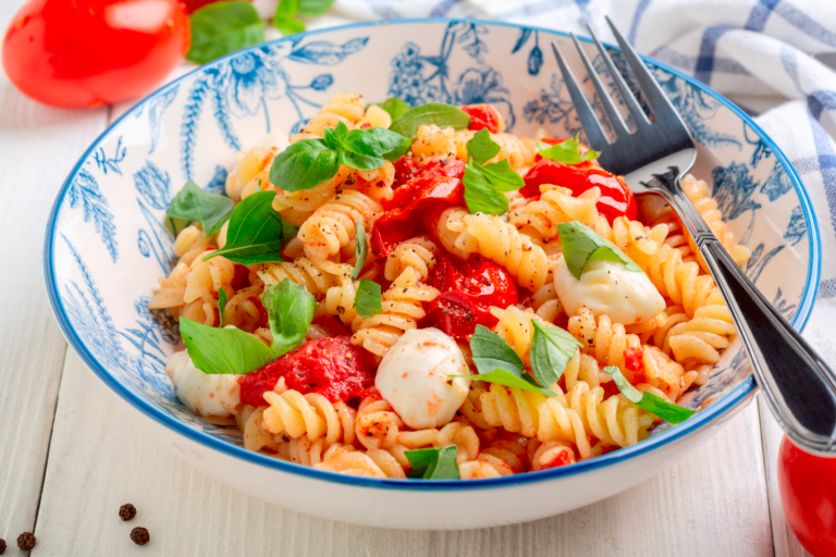 Fusilli com Mozzarella de Búfala, Tomate Seco e Manjericão