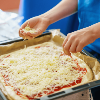 imagem de criança preparando uma pizza com mozzarella