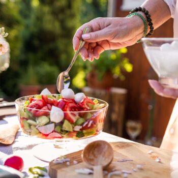 Foto de pessoa servindo Salada Caprese