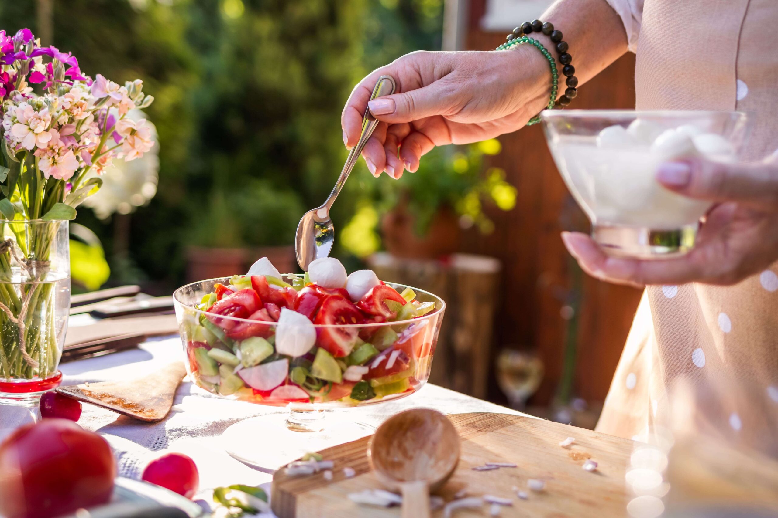 Foto de pessoa servindo Salada Caprese