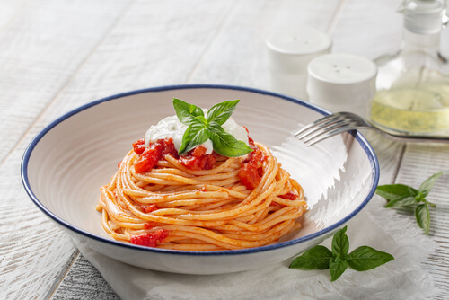 Espaguete com Burrata e Molho de Tomate