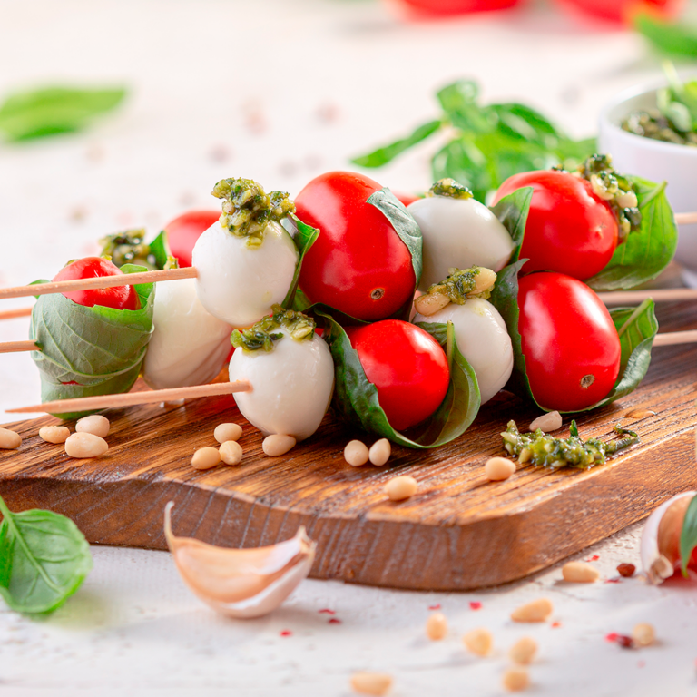 Espeto de Mozzarella com Tomate-Cereja e Pesto